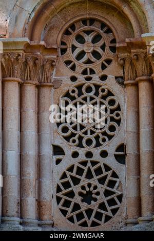 Ermita de Santa Coloma, Fenster in einem halbrunden Bogen, Albendiego, Provinz Guadalajara, Spanien Stockfoto