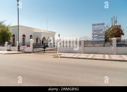 Sur, Oman, Naher Osten - 15. Februar 2020: Eintritt in das Meeresgeschichtsmuseum in Sur. Stockfoto