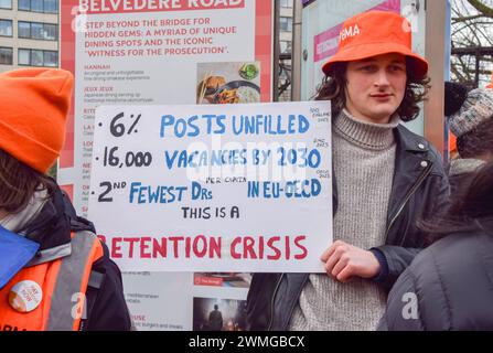 London, England, Großbritannien. Februar 2024. BMA (British Medical Association) Streik vor dem St. Thomas' Hospital, als junge Ärzte einen neuen Streik über die Bezahlung veranstalten. (Kreditbild: © Vuk Valcic/ZUMA Press Wire) NUR REDAKTIONELLE VERWENDUNG! Nicht für kommerzielle ZWECKE! Stockfoto