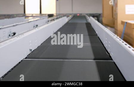 Förderband in einem Fertigungsstandort oder Vertriebslager Stockfoto