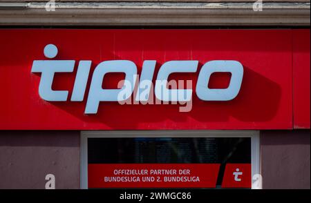 Berlin, Deutschland. Februar 2024. Das Logo von Tipico, einem Anbieter von Sportwetten, wird über dem Eingang einer Filiale des Wettbüros angezeigt. Quelle: Monika Skolimowska/dpa/Alamy Live News Stockfoto