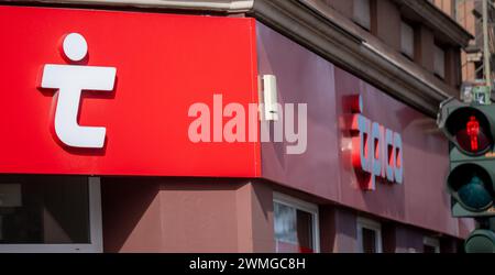 Berlin, Deutschland. Februar 2024. Das Logo von Tipico, einem Anbieter von Sportwetten, wird über dem Eingang einer Filiale des Wettbüros angezeigt. Quelle: Monika Skolimowska/dpa/Alamy Live News Stockfoto