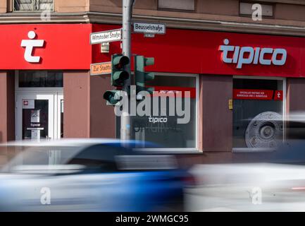 Berlin, Deutschland. Februar 2024. Das Logo von Tipico, einem Anbieter von Sportwetten, wird über dem Eingang einer Filiale des Wettbüros angezeigt. Quelle: Monika Skolimowska/dpa/Alamy Live News Stockfoto