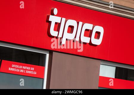 Berlin, Deutschland. Februar 2024. Das Logo von Tipico, einem Anbieter von Sportwetten, wird über dem Eingang einer Filiale des Wettbüros angezeigt. Quelle: Monika Skolimowska/dpa/Alamy Live News Stockfoto