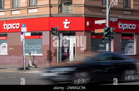 Berlin, Deutschland. Februar 2024. Das Logo von Tipico, einem Anbieter von Sportwetten, wird über dem Eingang einer Filiale des Wettbüros angezeigt. Quelle: Monika Skolimowska/dpa/Alamy Live News Stockfoto