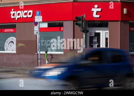 Berlin, Deutschland. Februar 2024. Das Logo von Tipico, einem Anbieter von Sportwetten, wird über dem Eingang einer Filiale des Wettbüros angezeigt. Quelle: Monika Skolimowska/dpa/Alamy Live News Stockfoto