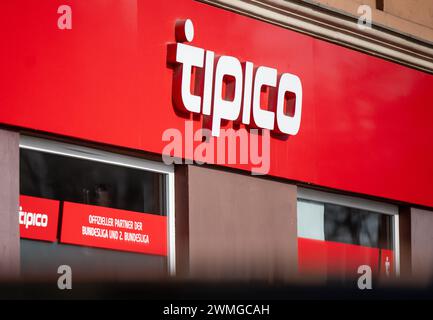 Berlin, Deutschland. Februar 2024. Das Logo von Tipico, einem Anbieter von Sportwetten, wird über dem Eingang einer Filiale des Wettbüros angezeigt. Quelle: Monika Skolimowska/dpa/Alamy Live News Stockfoto