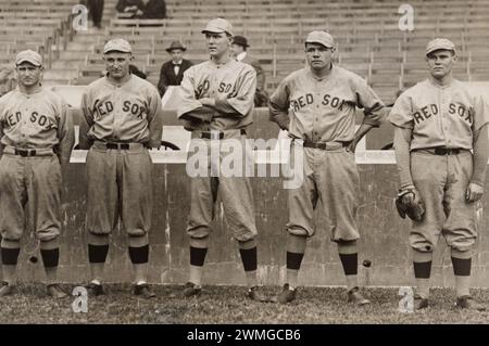 1915. Babe Ruth und andere Red Sox-Krüge, dargestellt von L bis R George Foster, Carl William Mays, Ernest Shore, 'Babe' Ruth, Hubert Benjamin Leonard. Stockfoto