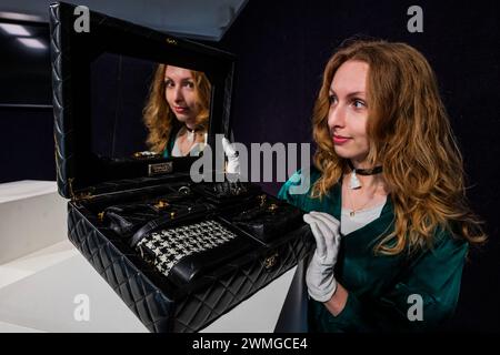 London, Großbritannien. Februar 2024. Chanel: „A Success Story Set“ aus vier klassischen schwarzen Mini-Taschen und Kofferraum aus Virginie Viards gefeierter Second Metiers d'Art Collection, 2020. Das limitierte Set enthält Chanels legendärste Handtaschen in kleinen Minigrößen in einem schicken, gesteppten Kofferraum aus Lammleder mit Innenspiegeln. Angeboten mit einem geschätzten Wert von 000 bis 20.000 £ - Eine Vorschau auf den Verkauf von Designer Handtaschen und Mode in Bonhams Knightsbridge, London. Der Verkauf selbst findet am 28. Februar in Knightsbridge statt. Guy Bell/Alamy Live News Stockfoto