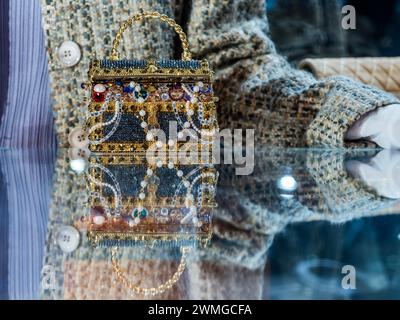 London, Großbritannien. Februar 2024. Judith Leiber: A Gold 'Sunken Treasure Chest' Clutch Bag, 2022, EST 600 £ - 800 £ - Eine Vorschau auf den Designer Handtaschen und Fashion Sale in Bonhams Knightsbridge, London. Der Verkauf selbst findet am 28. Februar in Knightsbridge statt. Guy Bell/Alamy Live News Stockfoto