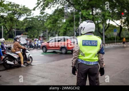 Jakarta, Indonesien - 26. Februar 2024: Polizeibeamter auf den Straßen von Jakarta, Indonesien Stockfoto