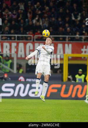 Mailand, Italien. Februar 2024. Emil Holm von Atalanta BC wurde während des Spiels zwischen dem AC Milan und Atalanta bergamasca Calico im Rahmen der italienischen Serie A im Giuseppe Meazza Stadion in Aktion gesehen. Endergebnis: AC Milan 1:1, Atalanta BC. Quelle: SOPA Images Limited/Alamy Live News Stockfoto