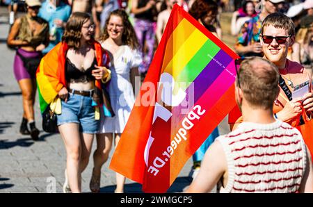 Die SPD war mit einem Transparent am CSD Freiburg vertreten. Am CSD Freiburg nahmen, bei heissem Sommerwetter, schätzungsweise 17'000 Personen Teil. ( Stockfoto