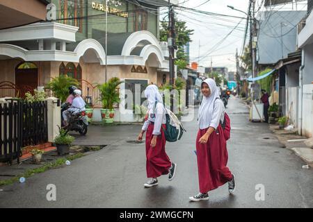 Jakarta, Indonesien - 26. Februar 2024: Unbekannte Studenten gehen durch die Straßen von Jakarta, Indonesien. Stockfoto