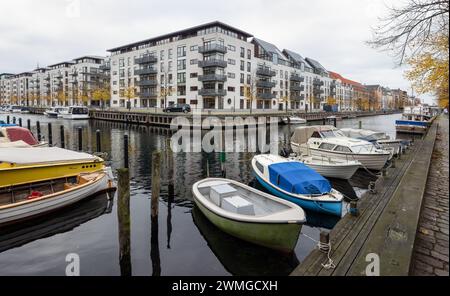 KOPENHAGEN, DÄNEMARK - 27. OKTOBER 2014: Panorama des Christianshavns Kanal und der Overgaden Neden Vandet Straße mit Andockschiffen in Kopenhagen, Dänemark Stockfoto