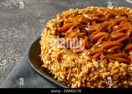 Ein Churros-Kuchen mit Dulce de leche drauf Stockfoto