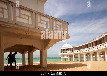 Zwei Jungs in La Caleta Beach, Cadiz, Spanien Stockfoto