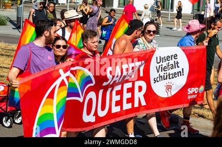 Die SPD war mit einem Transparent am CSD Freiburg vertreten. Am CSD Freiburg nahmen, bei heissem Sommerwetter, schätzungsweise 17'000 Personen Teil. ( Stockfoto