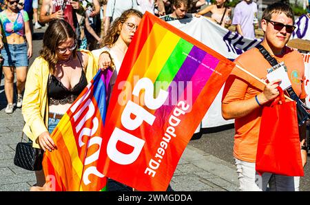 Die SPD war mit einem Transparent am CSD Freiburg vertreten. Am CSD Freiburg nahmen, bei heissem Sommerwetter, schätzungsweise 17'000 Personen Teil. ( Stockfoto