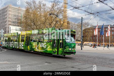 Eine Strassbahn der Linie 3 fährt beim Platz der alten Synagoge in Freiburg vorbei in Richtung Innenstadt. Auf der Seite steht die Aufschrift 'Everyda Stockfoto