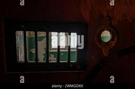 Blick in eine Zelle im Lagergefängnis, was auch Bunker genannt wurde. (Dachau, Deutschland, 08.04.2023) Stockfoto