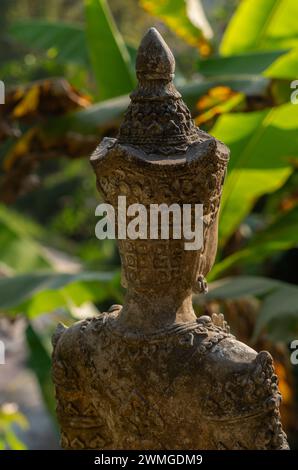 Aspekte, Ausblicke und Besucher des Wat Pha Lat Buddhistischen Tempels in den Hügeln über Chiang Mai, Thailand Stockfoto