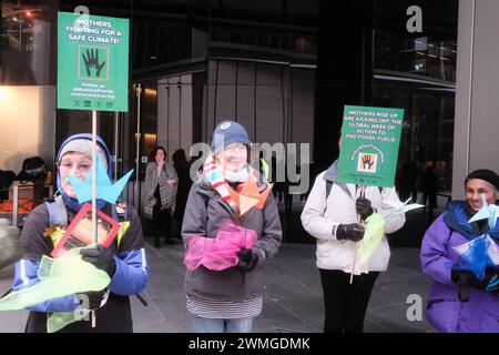 London, Großbritannien. Februar 2024. Classic Dance Protest „A Classic Call to Action!“ gegen Lloyd's of London, eine Versicherungsgesellschaft, die weltweit mehrere Projekte mit fossilen Brennstoffen außerhalb des Firmensitzes versichert, organisiert von Müttern Rise Up. Die Gruppe sagt: „Lloyd's of London verdoppelt sich auf neue fossile Brennstoffe und legt den Gewinn vor Kindern, die an vorderster Front der Klimakrise leiden. Indem Lloyd's of London weiterhin neue fossile Brennstoffe fördert, steckt er in weiterer Überhitzen – und noch mehr Leid.“ Quelle: Joao Daniel Pereira/Alamy Live News Stockfoto