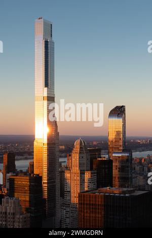 New York City, Central Park Tower und reflektiertes Licht bei Sonnenuntergang. Aus der Vogelperspektive auf die superhohen Wolkenkratzer der Billionaires' Row. Midtown Manhattan Stockfoto