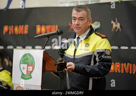 Garda-Kommissar Drew Harris bei einem Besuch in Scoil Mhuire und Scoil Bhride in Tullamore, Co Offaly, während er an einer von Schulen geführten Kampagne teilnimmt, um die ernsten Gefahren der Verwendung von Mobiltelefonen während der Fahrt hervorzuheben. Bilddatum: Montag, 26. Februar 2024. Stockfoto