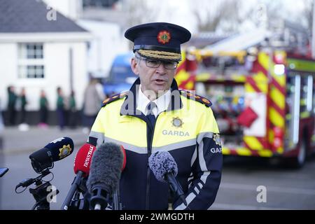 Garda-Kommissar Drew Harris bei einem Besuch in Scoil Mhuire und Scoil Bhride in Tullamore, Co Offaly, während er an einer von Schulen geführten Kampagne teilnimmt, um die ernsten Gefahren der Verwendung von Mobiltelefonen während der Fahrt hervorzuheben. Bilddatum: Montag, 26. Februar 2024. Stockfoto