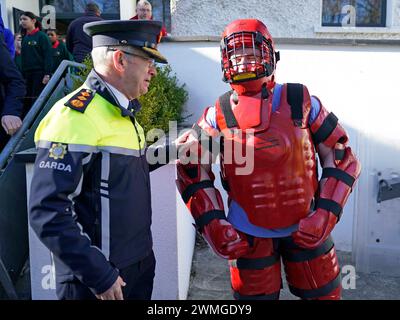 Garda-Kommissar Drew Harris (links) trifft bei einem Besuch bei Scoil Mhuire und Scoil Bhride in Tullamore, Co. Offaly, den Trainee Garda Graham Flood, während er an einer von Schulen geführten Kampagne teilnimmt, um die ernsten Gefahren der Benutzung von Mobiltelefonen während der Fahrt hervorzuheben. Bilddatum: Montag, 26. Februar 2024. Stockfoto