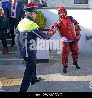 Garda-Kommissar Drew Harris (links) trifft bei einem Besuch bei Scoil Mhuire und Scoil Bhride in Tullamore, Co. Offaly, den Trainee Garda Graham Flood, während er an einer von Schulen geführten Kampagne teilnimmt, um die ernsten Gefahren der Benutzung von Mobiltelefonen während der Fahrt hervorzuheben. Bilddatum: Montag, 26. Februar 2024. Stockfoto