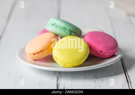 Französisches Dessert farbenfrohe Macarons auf rustikalem Hintergrund Stockfoto