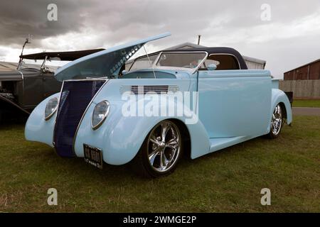 Blick auf einen weißen, 1937 Ford-basierten Custom Hot Rod, ausgestellt in der Yokahama Shift and Drift Zone, des Silverstone Festivals 2023 Stockfoto