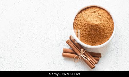 Zimtstangen und Zimtpulver auf rustikalem Hintergrund, gesundes Gewürz, (Zimt) Stockfoto