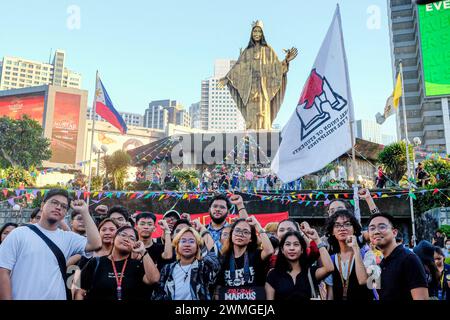 Tausende philippinischer Aktivisten gedachten an den 38. EDSA People Power Uprising mehrere fortschrittliche Organisationen und religiöse Gruppen, die sich am 25. Februar 2024 im EDSA-Schrein in Mandaluyong City, Philippinen, versammelten, um dem 38. Jahrestag des EDSA People Power Uprising zu gedenken. Aktivisten stellten das Gedenken mit Trauer um den Sarg der Freiheit und der Demokratie als Zeichen des Todes der Kennzeichen demokratischer Regierungsführung dar. Sie kritisierten das gegenwärtige Bestreben der Politiker, die protektionistische ökonomische Bestimmung der Verfassung von 1987, oder Charter Change ChaCha, AS, zu ändern Stockfoto