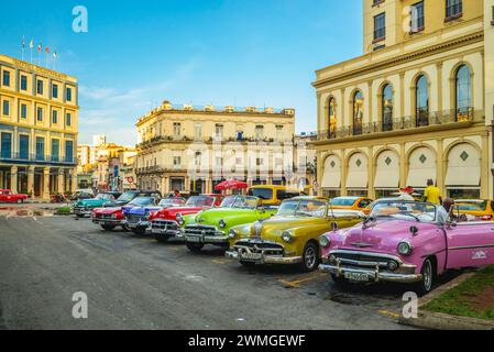 28. Oktober 2019: Farbenfrohe Oldtimer parken auf der Straße in havanna, kuba. Diese Retro-Autos sind eine nationale Ikone und ein wichtiger Bestandteil Stockfoto