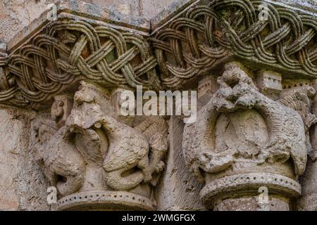 Ziereingang, Eremitage von Nuestra Señora del Valle, romanischer ogivaler Tempel des byzantinischen Einflusses, XII. Jahrhundert, Burgos, Spanien Stockfoto