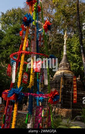 Aspekte, Ausblicke und Besucher des Wat Pha Lat Buddhistischen Tempels in den Hügeln über Chiang Mai, Thailand Stockfoto