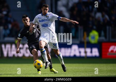 Turin, Italien. 25. Februar 2024. Luca Mazzitelli von Frosinone Calcio tritt um den Ball mit Carlos Alcaraz vom Juventus FC während des Fußballspiels der Serie A zwischen Juventus FC und Frosinone Calcio an. Quelle: Nicolò Campo/Alamy Live News Stockfoto