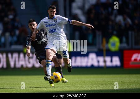 Turin, Italien. 25. Februar 2024. Luca Mazzitelli von Frosinone Calcio tritt um den Ball mit Carlos Alcaraz vom Juventus FC während des Fußballspiels der Serie A zwischen Juventus FC und Frosinone Calcio an. Quelle: Nicolò Campo/Alamy Live News Stockfoto