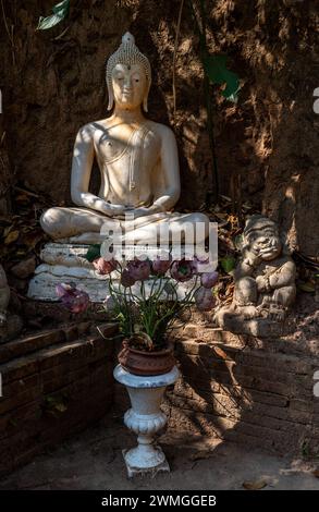 Aspekte, Ausblicke und Besucher des Wat Pha Lat Buddhistischen Tempels in den Hügeln über Chiang Mai, Thailand Stockfoto