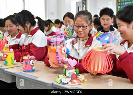 Peking, Chinas Provinz Shandong. Februar 2024. Die Schüler zeigen handgefertigte Werke, die während der Winterferien in der Zhiyangshan Schule im Bezirk Fushan der Stadt Yantai in der ostchinesischen Provinz Shandong am 26. Februar 2024 gemacht wurden. Das neue Semester für Grund- und Sekundarschulen begann am Montag in vielen Teilen Chinas. Quelle: Sun Wentan/Xinhua/Alamy Live News Stockfoto