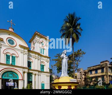 Statue von Jesus außerhalb der Sacred Heart Church, eine katholische Kirche, die 1691 in Chandannagar (Chandernagore), Westbengalen, Indien, gegründet wurde Stockfoto