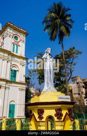 Statue von Jesus außerhalb der Sacred Heart Church, eine katholische Kirche, die 1691 in Chandannagar (Chandernagore), Westbengalen, Indien, gegründet wurde Stockfoto