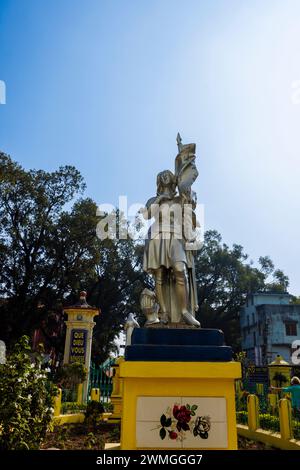 Statue der Heiligen Jeanne d'Arc vor der Sacred Heart Church, eine 1691 in Chandannagar (Chandernagore), Westbengalen, Indien gegründete katholische Kirche Stockfoto