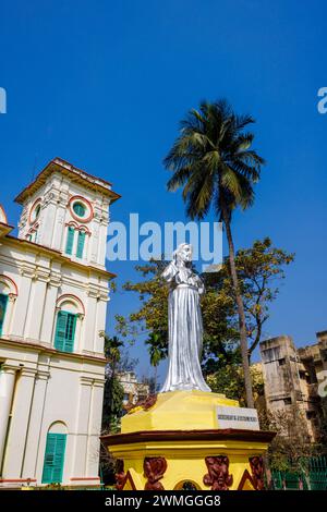 Statue von Jesus außerhalb der Sacred Heart Church, eine katholische Kirche, die 1691 in Chandannagar (Chandernagore), Westbengalen, Indien, gegründet wurde Stockfoto