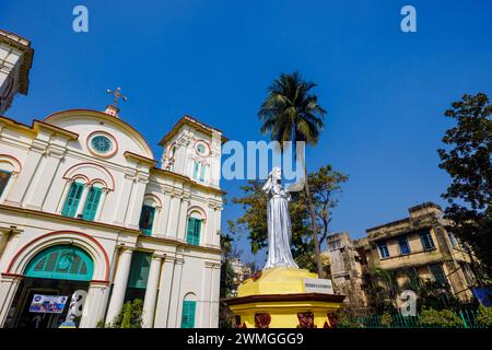 Statue von Jesus außerhalb der Sacred Heart Church, eine katholische Kirche, die 1691 in Chandannagar (Chandernagore), Westbengalen, Indien, gegründet wurde Stockfoto