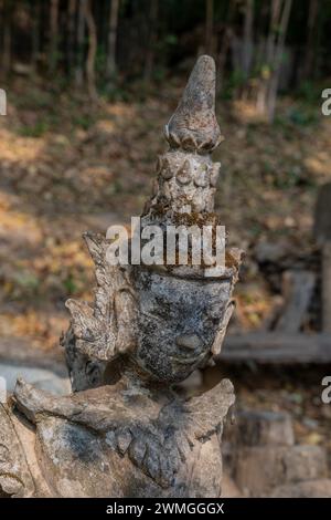 Aspekte, Ausblicke und Besucher des Wat Pha Lat Buddhistischen Tempels in den Hügeln über Chiang Mai, Thailand Stockfoto