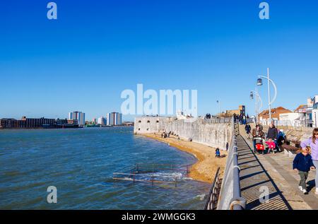 Blick entlang des Hotwalls Beach zum Round Tower und der Old Battery and Barracks in Old Portsmouth, Hampshire, einem Ferienort an der Südküste am Solent Stockfoto